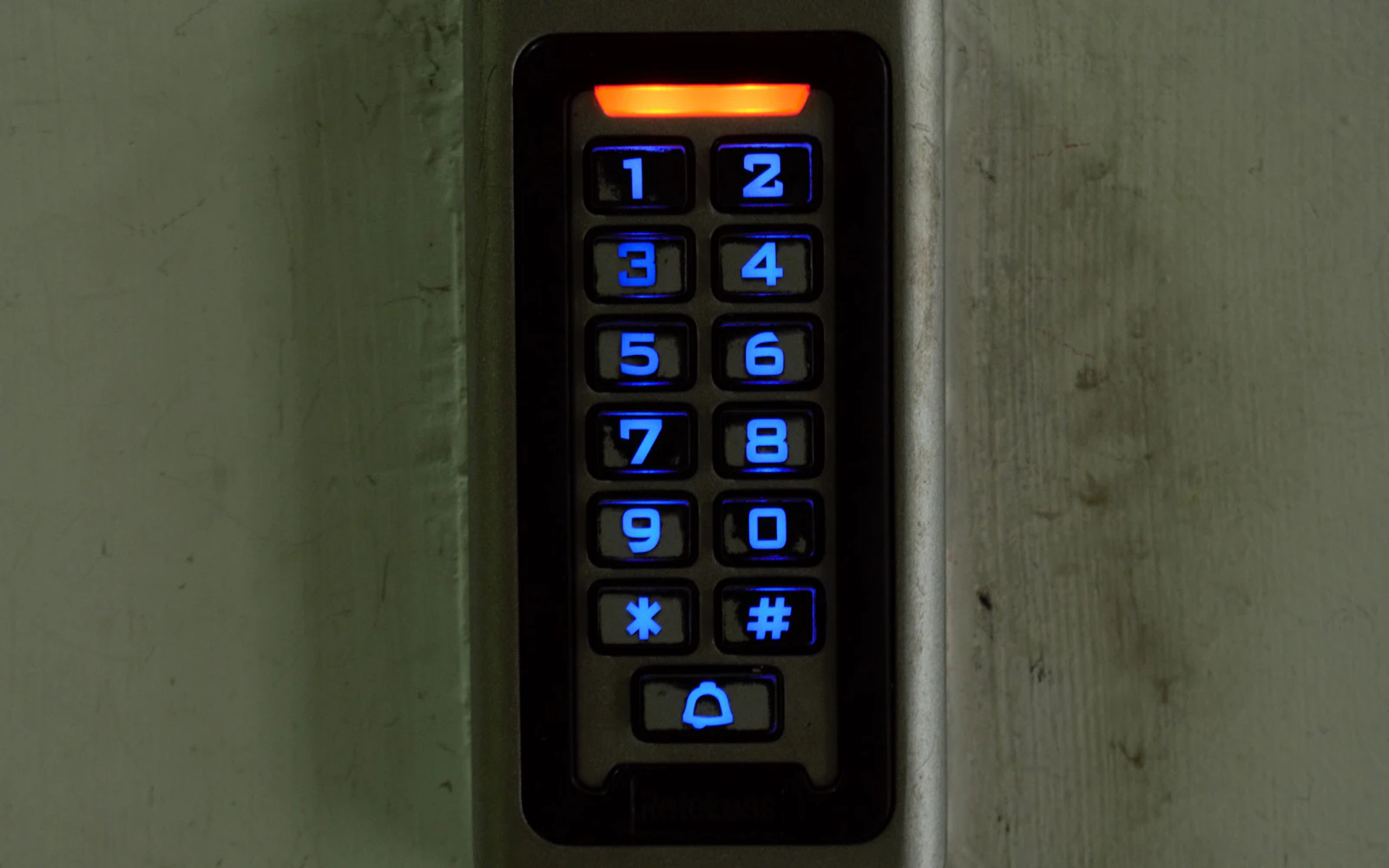 Teclado electrónico profesional instalado para controlar el acceso a una puerta.